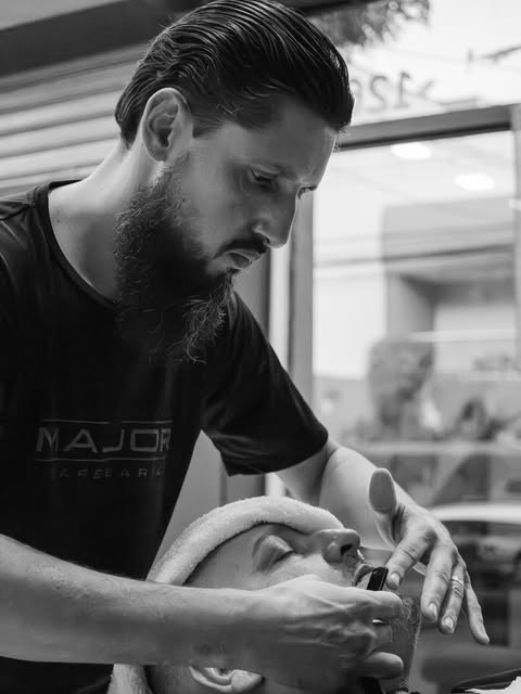 Barbeiro da Major fazendo barba